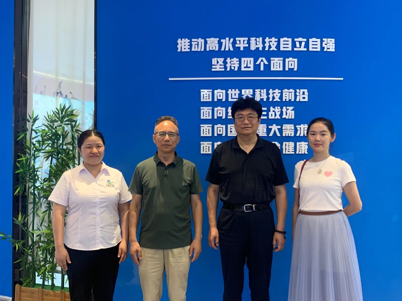 中國(guó)旅游協(xié)會(huì)旅游商品與裝備分會(huì)陳斌秘書(shū)長(zhǎng)來(lái)邵考察旅游商品企業(yè)